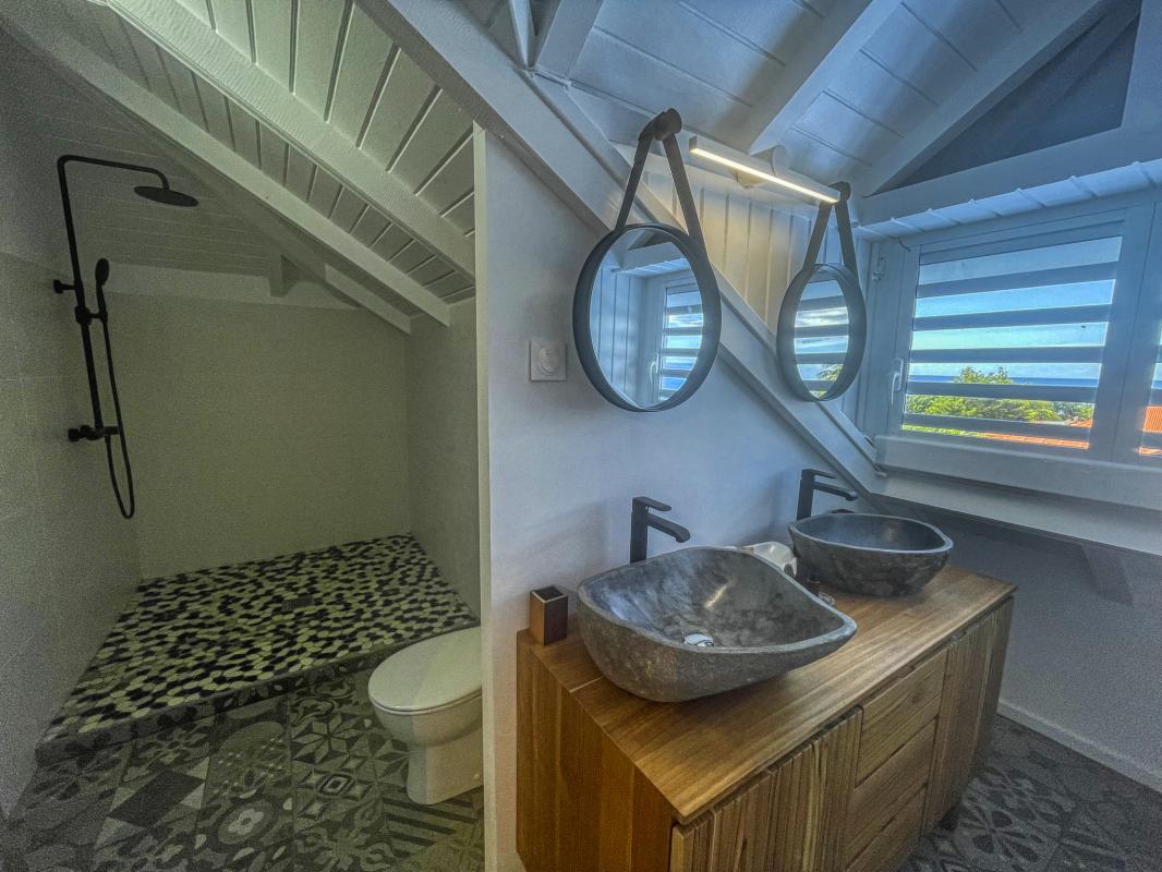 37.Location villa piscine vue mer Bouillante Guadeloupe_Salle de douche